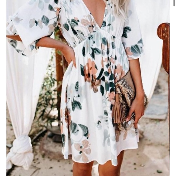Dresses & Skirts - NWOT Sleeve V Neck Floral Dress